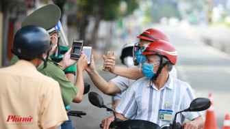 Bộ đội, công an cùng phụ giúp dân khai "di biến động dân cư"