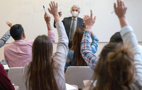 Giáo sư ở Mỹ từ chức vì sinh viên không đeo khẩu trang đúng cách