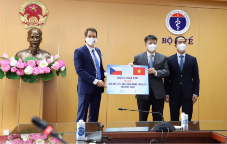 Cộng hòa Séc tặng Việt Nam hơn 250.000 liều vắc xin COVID-19
