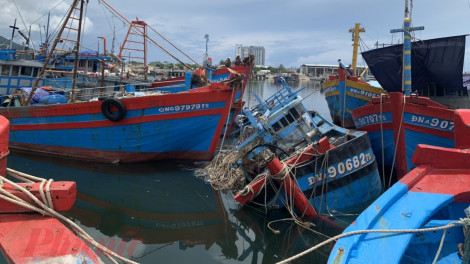 Xót xa cảnh tàu cá tiền tỷ của ngư dân Đà Nẵng chìm trong thời gian phong thành