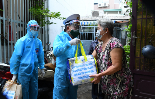 Tiểu đoàn DK1, Vùng 2 Hải quân trao tặng túi quà an sinh cho người dân TPHCM