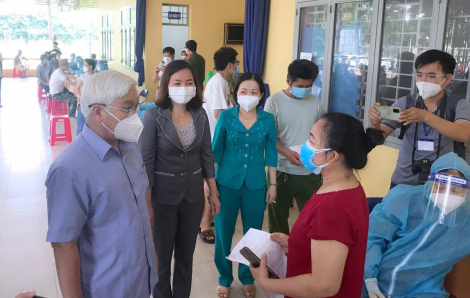 Bình Dương: Người dân xếp hàng từ sớm để tiêm vắc xin Sinopharm do TPHCM chia sẻ