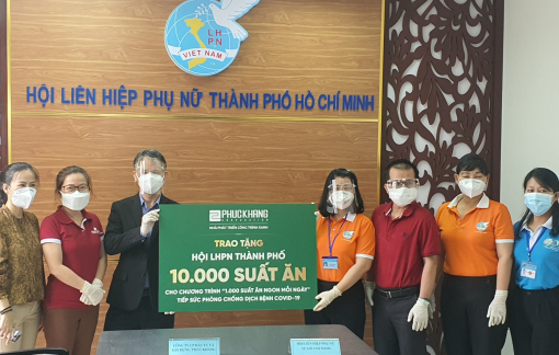 10.000 suất ăn tiếp sức phòng chống COVID-19 cùng 500 phần quà cho phụ nữ và trẻ em