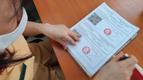 “Đột nhập” phòng cấp giấy đi đường của CSGT Hà Nội