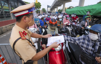 Hà Nội:  Ùn tắc tại chốt kiểm soát "vùng đỏ"