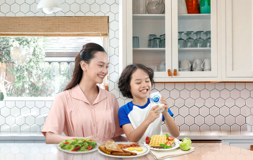 Bác sĩ Trương Hữu Khanh chỉ cách giữ tinh thần lạc quan và dinh dưỡng cân bằng để an toàn vượt qua dịch bệnh