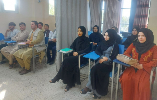 Nam nữ sinh viên Afghanistan học trong các lớp bị ngăn đôi