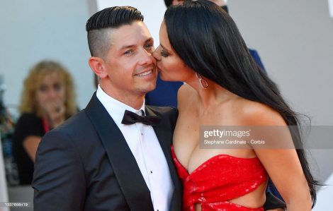 Thời trang của những cặp "gặp là hôn" trên thảm đỏ LHP Venice 2021