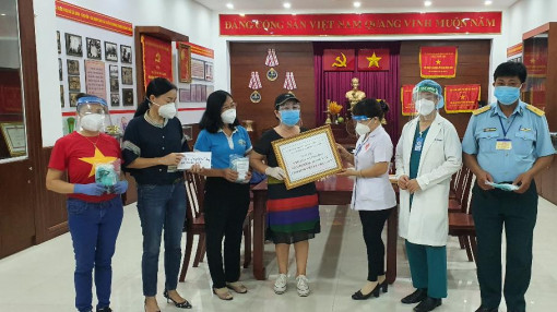 Chăm lo tuyến đầu chống dịch và hỗ trợ sinh viên học sinh đến trường