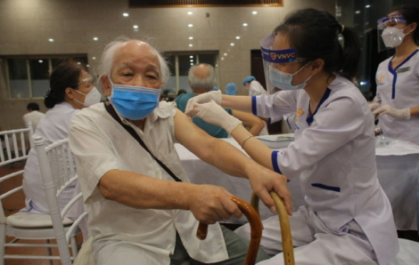 Hà Nội: Tiêm vắc xin cho người trên 65 tuổi vào buổi tối