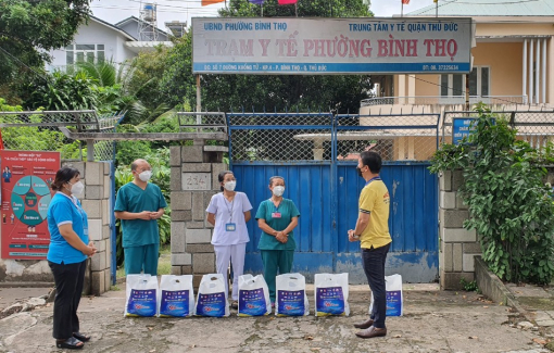 Trao 800 phần quà cho đội ngũ y bác sĩ tham gia phòng, chống dịch