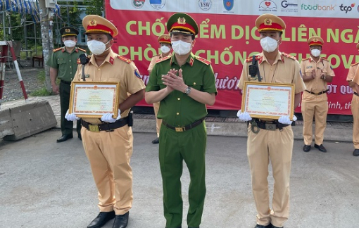 Thủ tướng và Bộ Công an tặng bằng khen cho ba cán bộ Phòng CSGT TPHCM