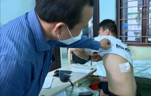 Bị nhắc nhở lấn chiếm lòng, lề đường, người phụ nữ cầm dao đâm cán bộ đô thị