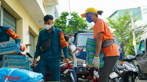 H’Hen Niê mướt mồ hôi cùng nhóm thiện nguyện trao quà cho người dân