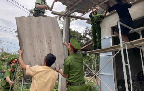 Thừa Thiên Huế: Lực lượng công an giúp dân sửa lại nhà sau bão
