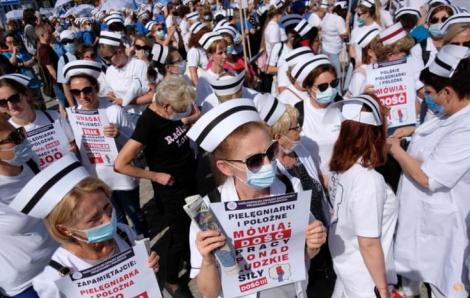 Hàng ngàn nhân viên y tế Ba Lan tuần hành yêu cầu cải thiện tiền lương