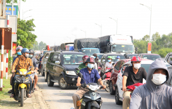 Người dân ùn ùn đổ về TP. Vinh trong ngày đầu dừng Chỉ thị 16