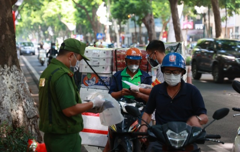 Nhiều người tỉnh khác sử dụng giấy mời tiêm vắc xin để “thông chốt” vào Hà Nội