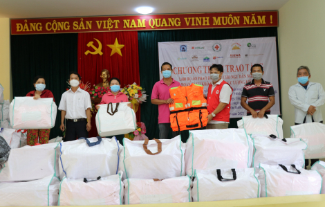 Phú Yên trao hơn 1.000 áo phao cứu sinh đa năng cho ngư dân nghèo ven biển