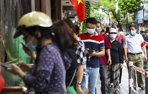 Tiệm bánh trung thu nổi tiếng Hà Nội vẫn tấp nập khách dù nằm trong vùng đỏ