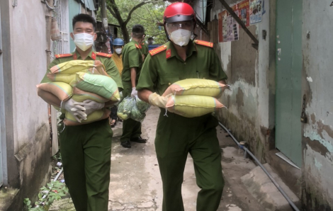 Cảnh sát hình sự tặng quà cho người nghèo huyện Bình Chánh