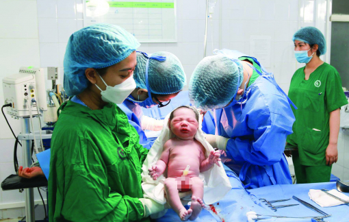 Người phụ nữ sinh con đầu lòng ở tuổi 51 sau hơn 30 năm hiếm muộn