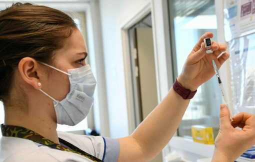 Pháp đình chỉ 3.000 nhân viên y tế chưa chủng ngừa COVID-19