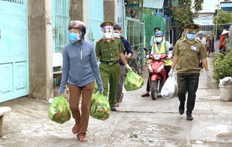 Cảnh sát khu vực nghĩ ra nhiều cách giúp dân trong đại dịch