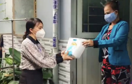1.000 túi “Bảo vệ sức khỏe - mở rộng vùng xanh” cho người dân khó khăn.