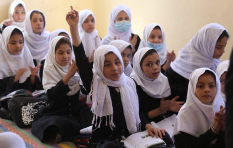 Taliban cấm nữ sinh học trung học ở Afghanistan