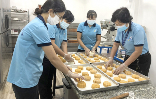 Làm bánh trung thu tặng con em công nhân và trẻ mồ côi do COVID-19