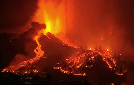 Hơn 5.000 người sơ tán khẩn cấp vì núi lửa phun trào ở Tây Ban Nha