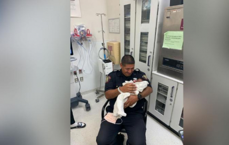 Mỹ: Cảnh sát cứu sống em bé 1 tháng tuổi bị ném từ tầng 2