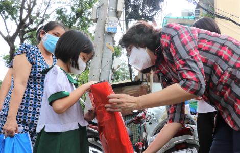 Mang trung thu đến cho thiếu nhi chịu tổn thương vì dịch bệnh