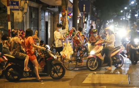 Phố phường Hà Nội bất ngờ tấp nập trong đêm trước Trung thu