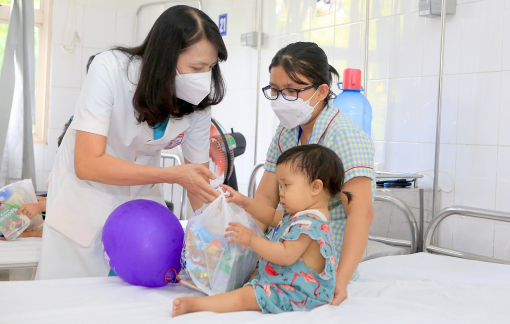 Huế: Trung thu yêu thương đến với bệnh nhi ung bướu