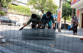 Dỡ bỏ rào chắn dây thép gai, phố cổ Hà Nội trở lại trạng thái bình thường