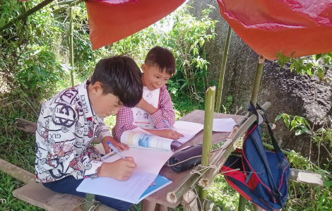 Những học trò người Mông lên núi “hứng sóng” học online