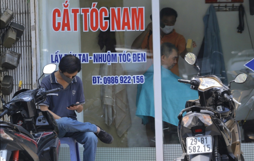 Cắt tóc vỉa hè ở Hà Nội đắt khách sau 2 tháng giãn cách