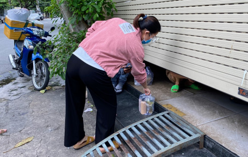 TPHCM: Hàng quán lén lút mở lại, nhiều chuỗi cửa hàng cho khách mua trực tiếp