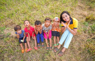 Hoa hậu H’Hen Niê đấu giá trang sức mua sách cho học sinh