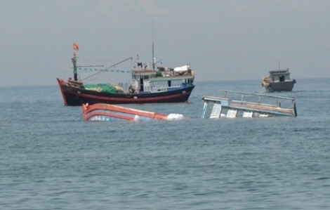 Bình Định: Tàu hàng va chạm tàu cá, 2 ngư dân mất tích