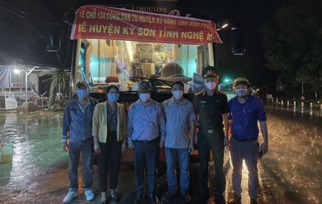 Hơn 120 công nhân đi xe máy về Nghệ An đã được lên xe khách để về
