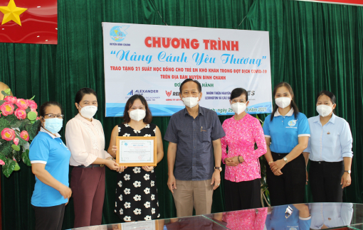 Trao học bổng cho trẻ mồ côi