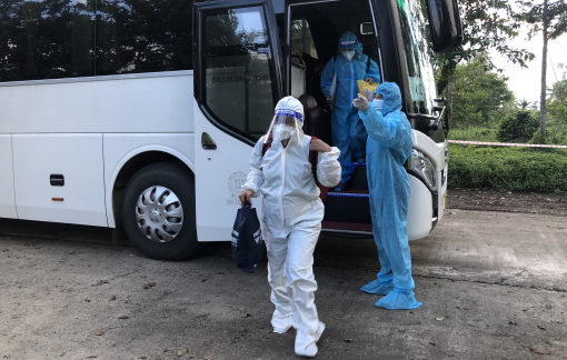 Quảng Ngãi, Bình Định đón hàng trăm thai phụ, trẻ em, học sinh từ các tỉnh phía nam về quê