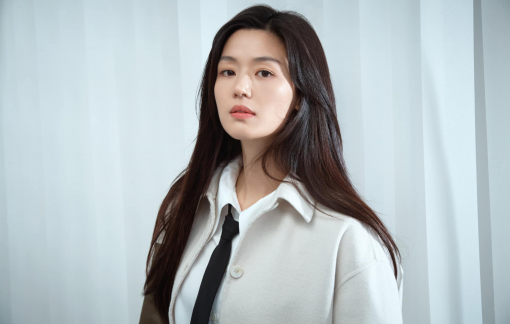 ''Mợ chảnh'' Jun Ji Hyun uống nước đậu đen giúp tóc đen óng mượt