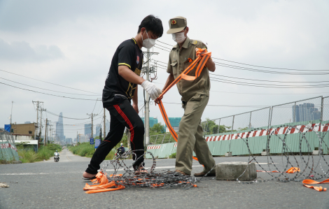 Hàng loạt rào chắn đang được tháo dỡ để tiến đến ngày bình thường mới