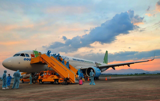 Người đã tiêm 1 mũi vắc xin COVID-19 không phải xét nghiệm khi đi máy bay, tàu hỏa