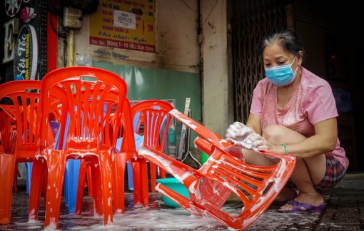Người dân TPHCM tranh thủ dọn dẹp hàng quán, sẵn sàng chờ ngày mở cửa