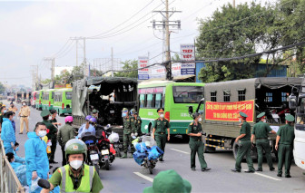 Người dân miền Tây kẹt ở cửa ngõ được xe buýt, xe tải chở về quê